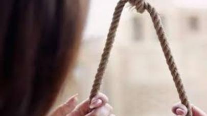 24 yaşlı qız özünü asdı